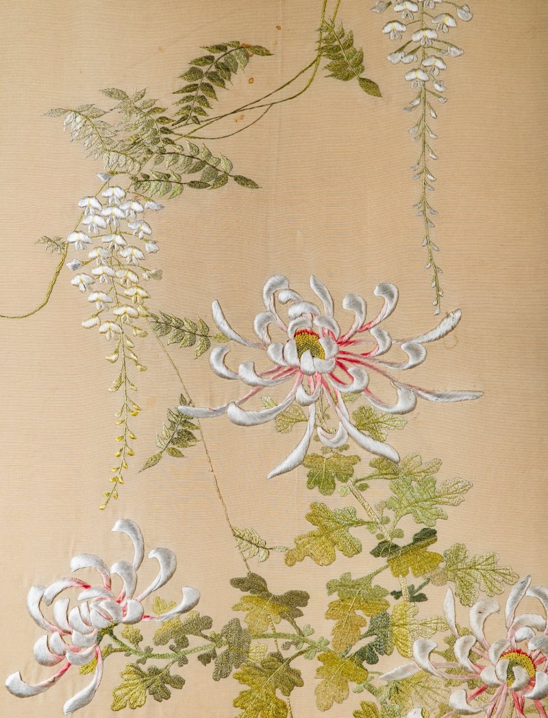 An Exceptionally Large Pair of Japanese Embroidered Silk Panels - 图7