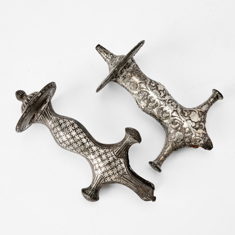 Five Indian Silver and Brass-Inlaid Alloy Bidri Ware Talwar Handles - 图6