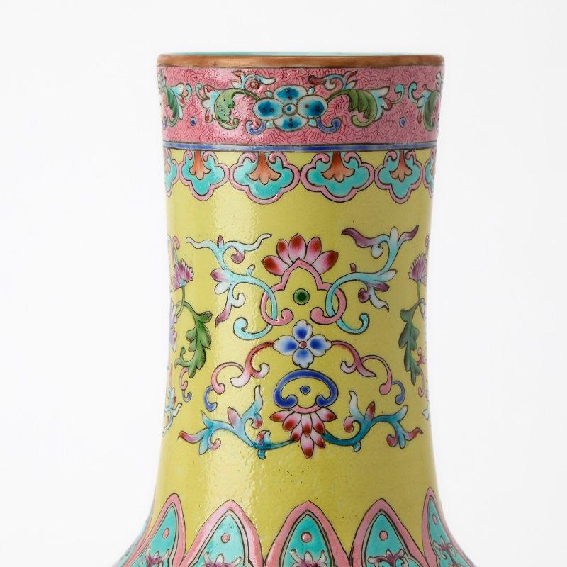 A Chinese Enameled Porcelain Vase - 图3