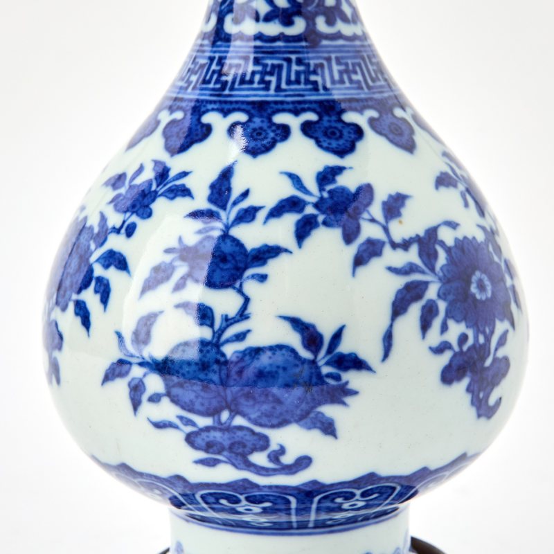 A Chinese Qianlong-Style Blue and White Porcelain Vase - 图6