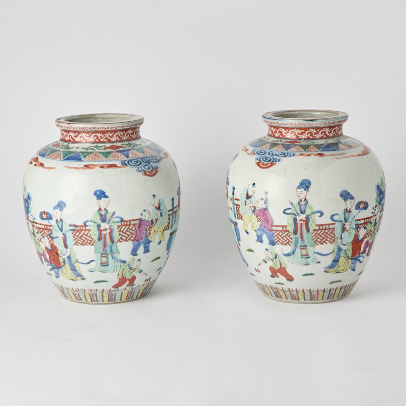 A Pair of Chinese Wucai Porcelain Jars - 图3