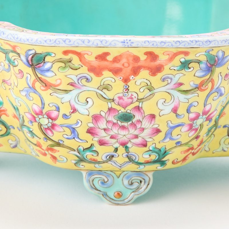A Chinese Famille Rose Porcelain Jardinière and Stand - 图6