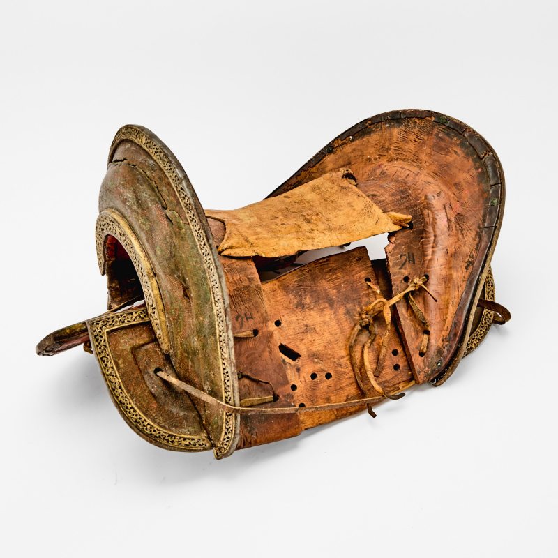 A Tibetan Gilded Iron and Lacquered Wood Saddle - 图2