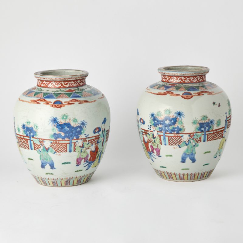 A Pair of Chinese Wucai Porcelain Jars - 图4