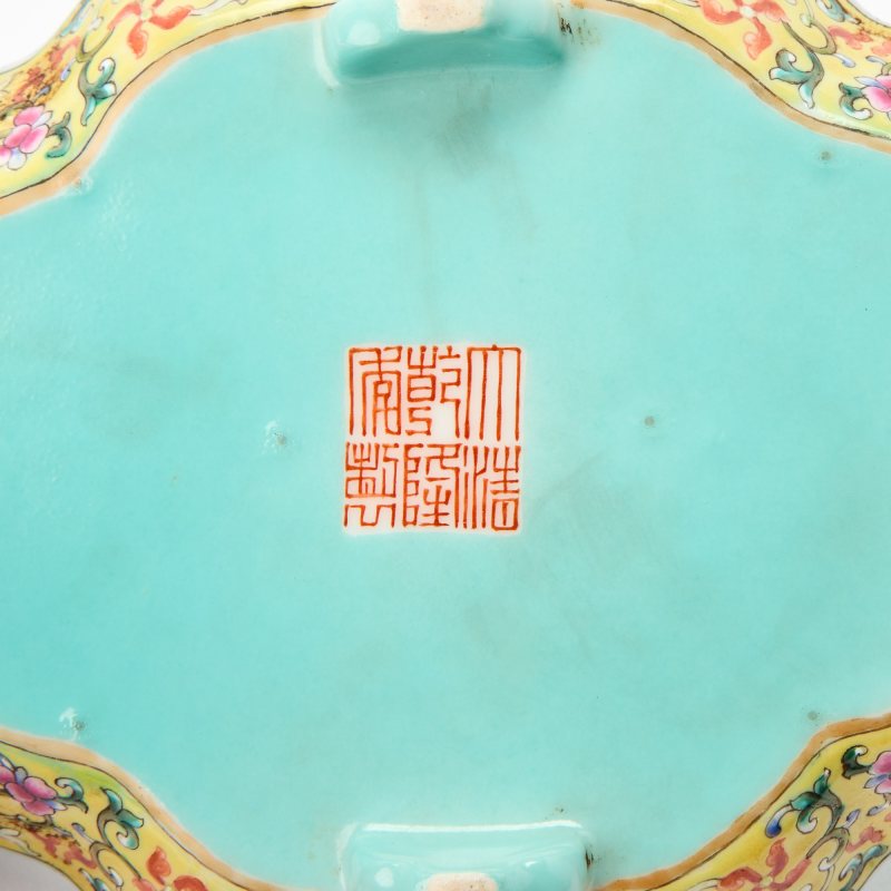 A Chinese Famille Rose Porcelain Jardinière and Stand - 图7