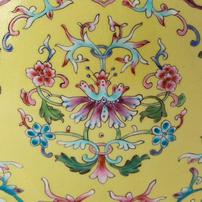 A Chinese Enameled Porcelain Vase - 图4