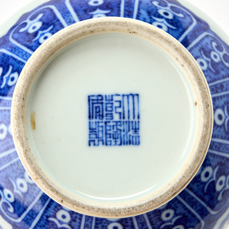 A Chinese Qianlong-Style Blue and White Porcelain Vase - 图7