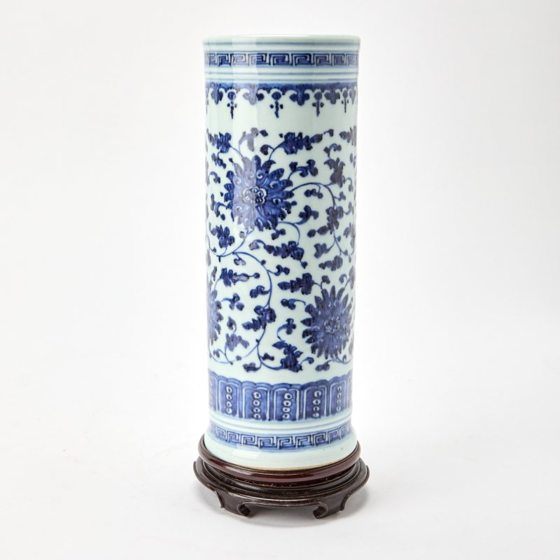 A Chinese Ming-Style Blue and White Cylindrical Vase - 图2