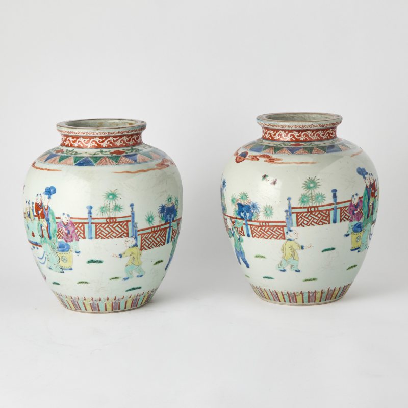 A Pair of Chinese Wucai Porcelain Jars - 图5