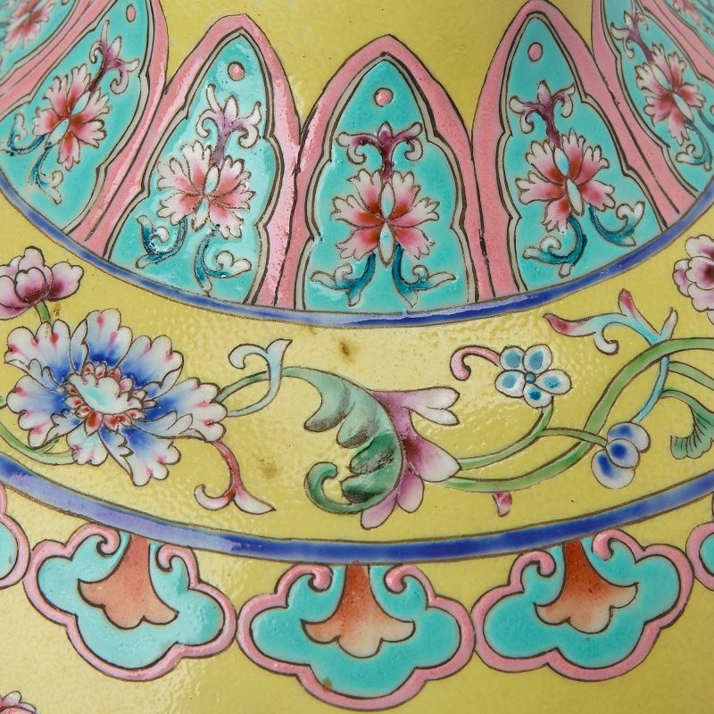 A Chinese Enameled Porcelain Vase - 图5