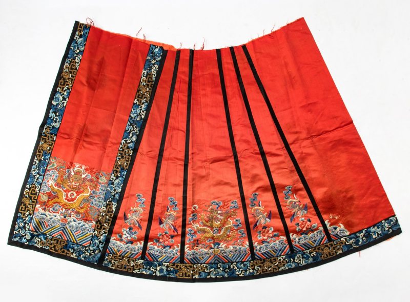 A Chinese Red Ground Embroidered Silk Two-Part Skirt - 图2