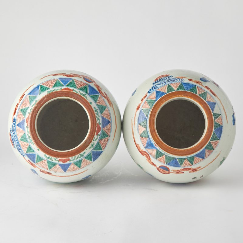 A Pair of Chinese Wucai Porcelain Jars - 图6