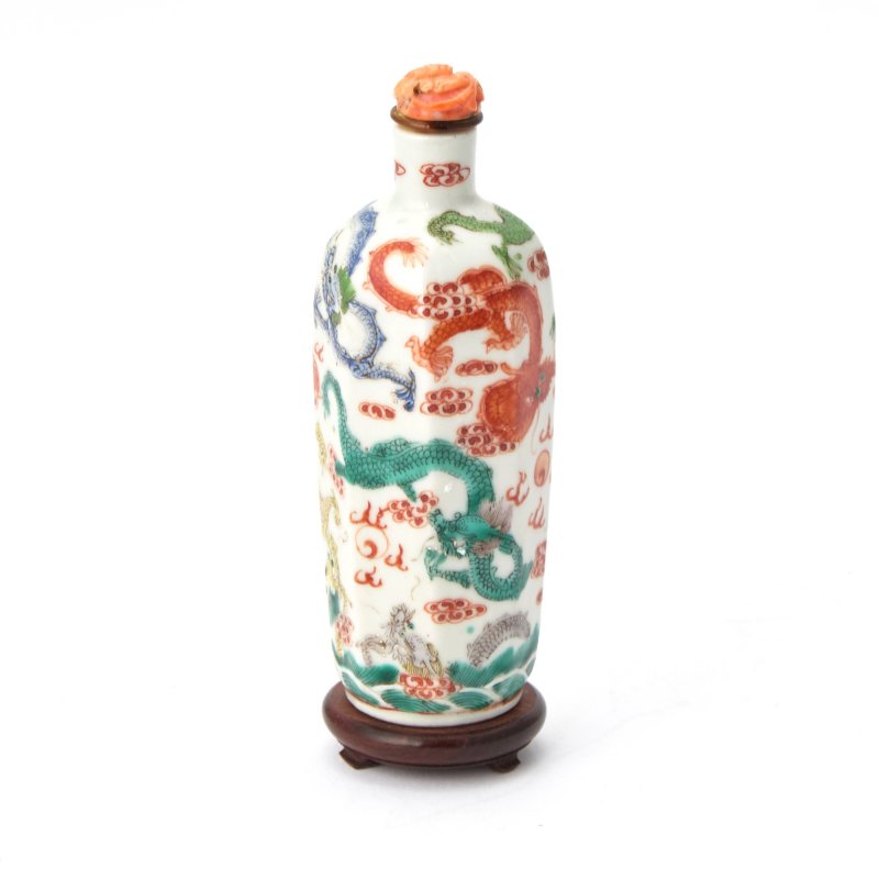A Large Chinese Enameled Porcelain Snuff Bottle - 图2