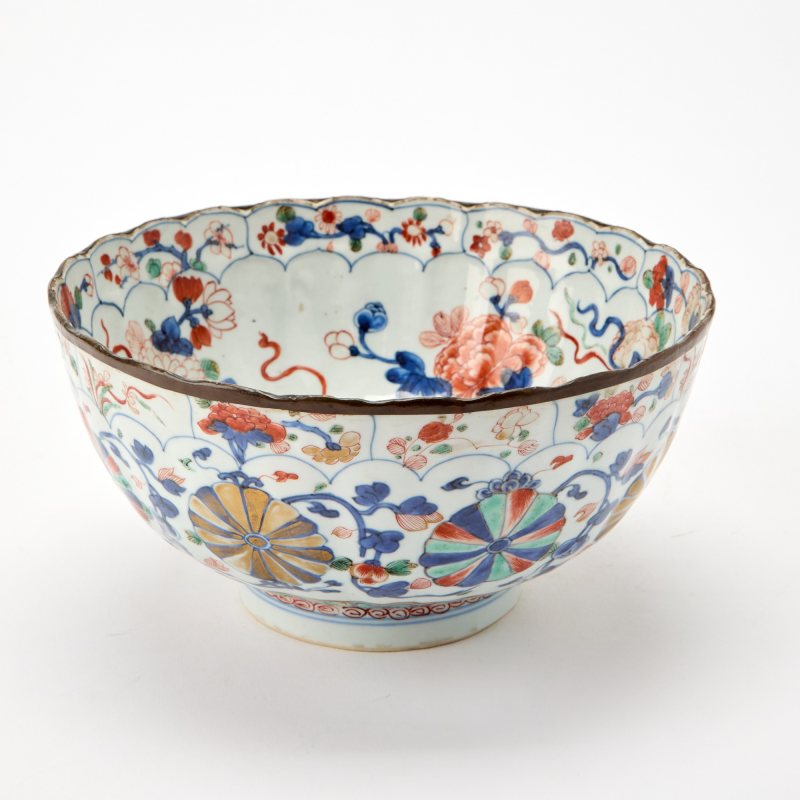 A Chinese Export Imari-Style Porcelain Bowl - 图2