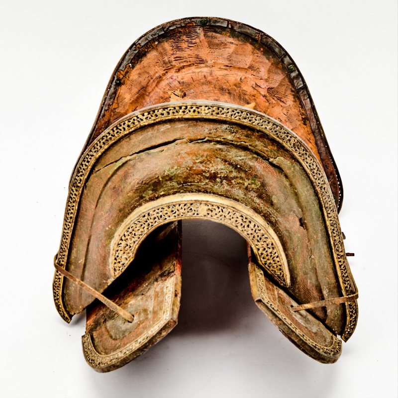 A Tibetan Gilded Iron and Lacquered Wood Saddle - 图3