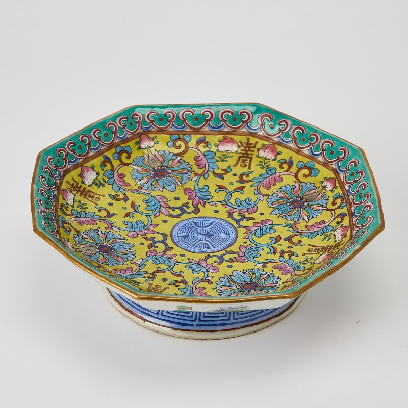 A Chinese Enameled Porcelain Dish - 图2