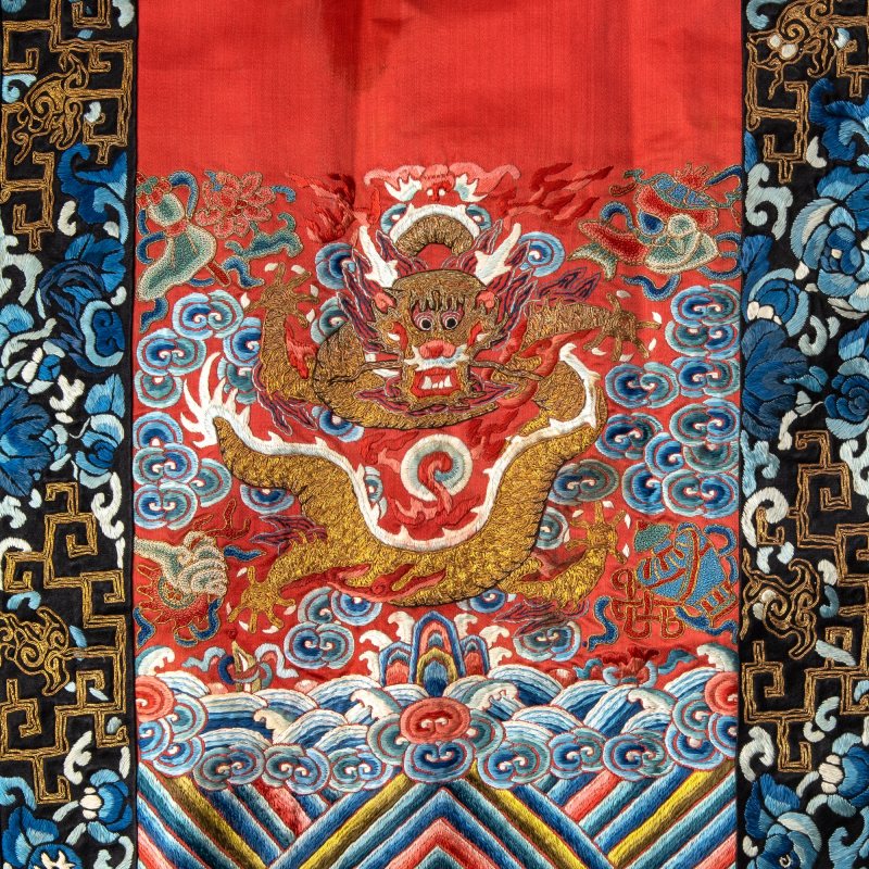 A Chinese Red Ground Embroidered Silk Two-Part Skirt - 图3