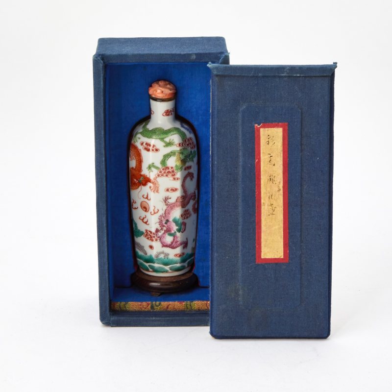 A Large Chinese Enameled Porcelain Snuff Bottle - 图4