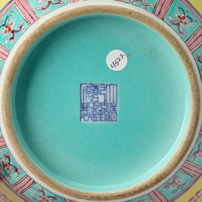 A Chinese Enameled Porcelain Vase - 图6