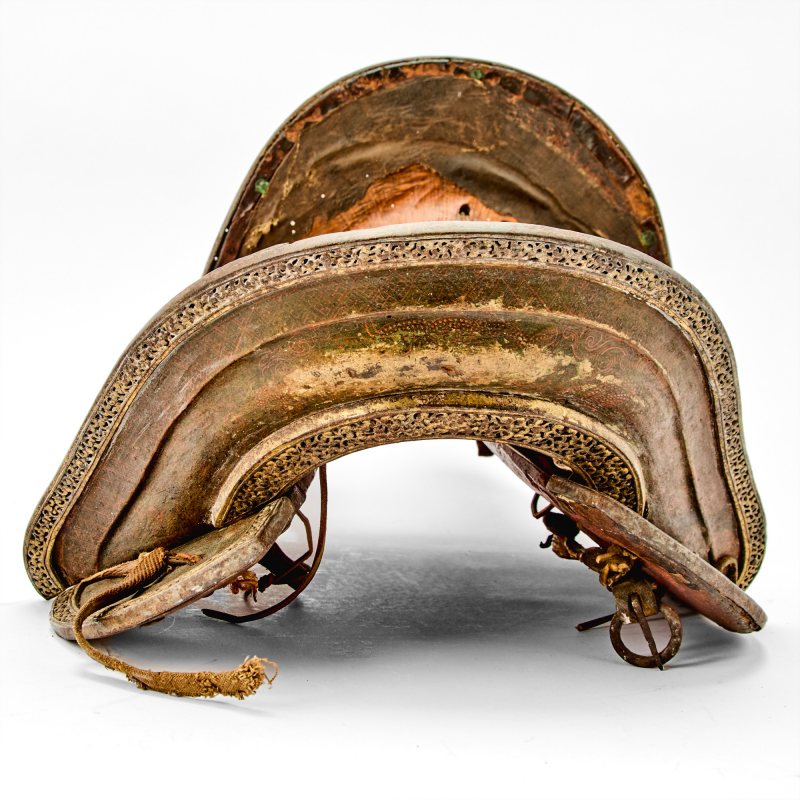 A Tibetan Gilded Iron and Lacquered Wood Saddle - 图4