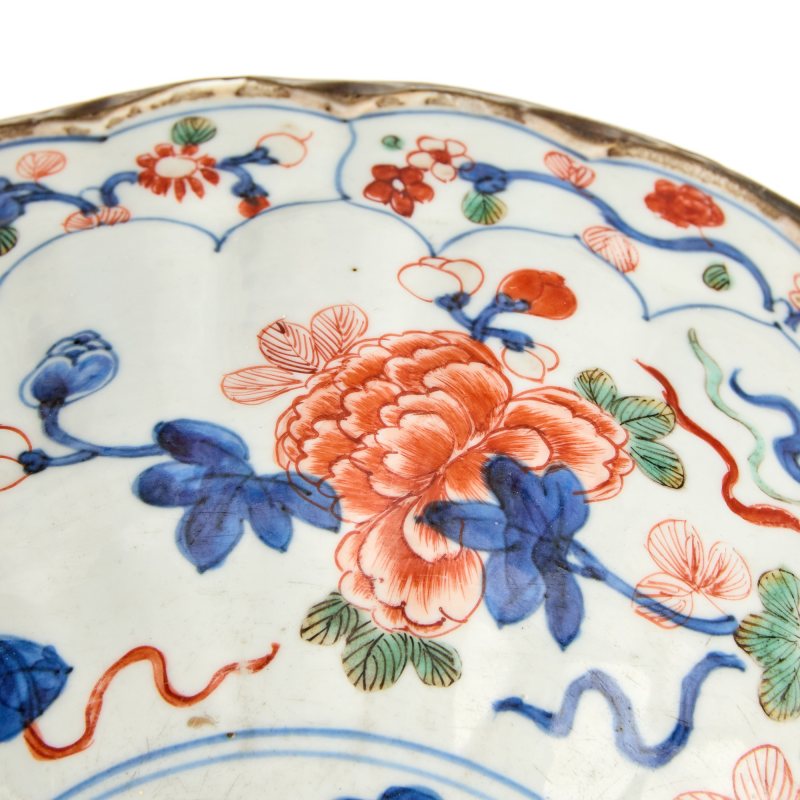 A Chinese Export Imari-Style Porcelain Bowl - 图4