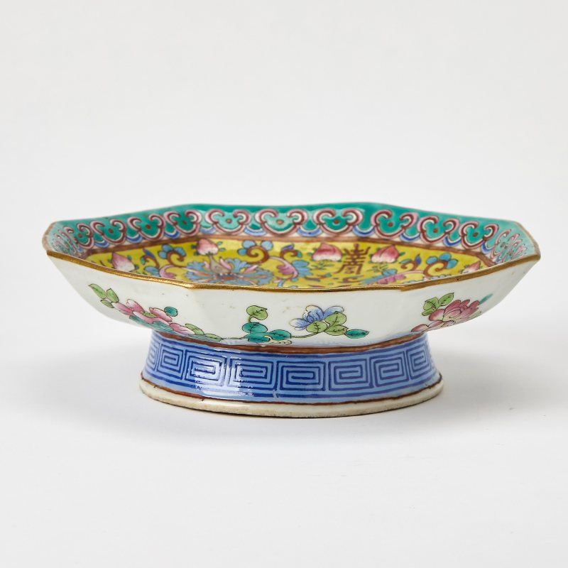 A Chinese Enameled Porcelain Dish - 图3