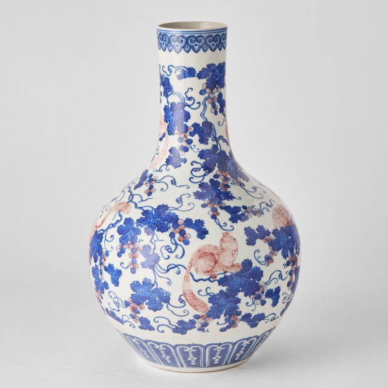 A Chinese Blue and White and Copper Red Porcelain Vase - 图2