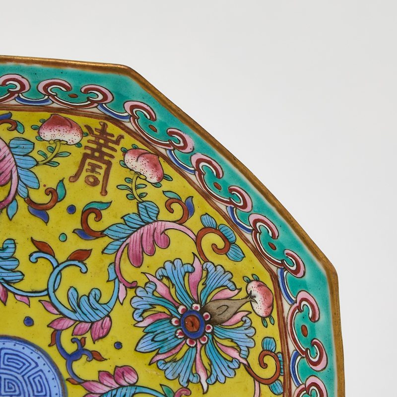 A Chinese Enameled Porcelain Dish - 图4