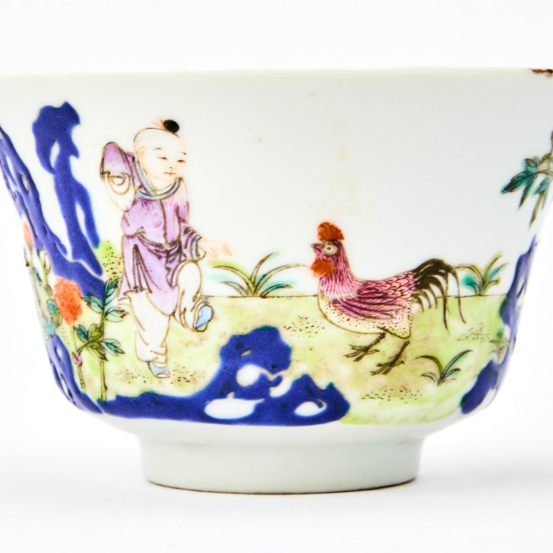 A Chinese Famille Rose Porcelain Cup and Cover - 图3