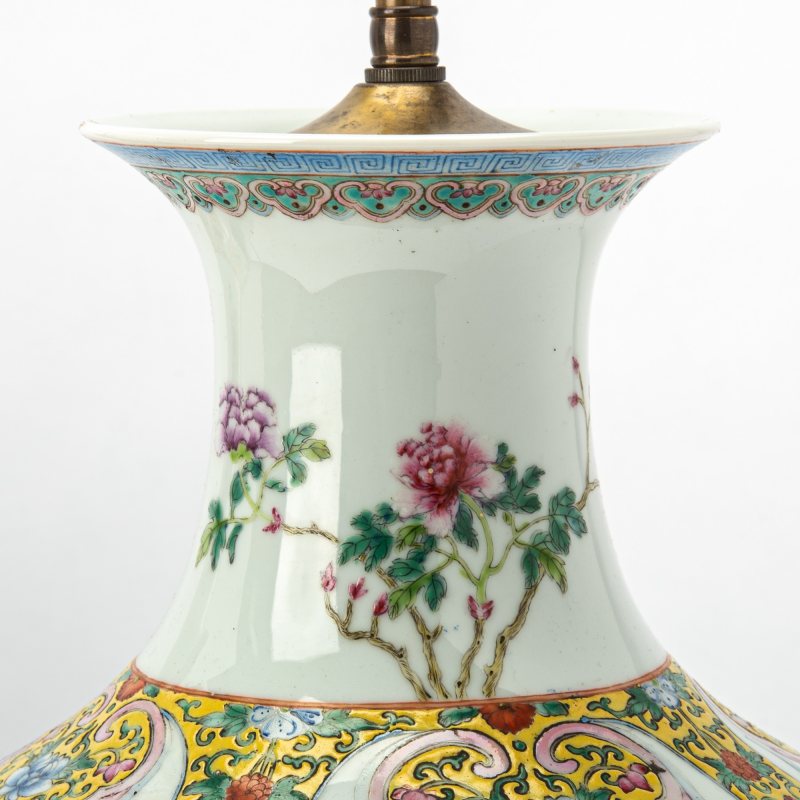 A Pair of Chinese Enameled Porcelain Vases - 图2