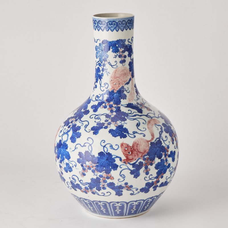 A Chinese Blue and White and Copper Red Porcelain Vase - 图3