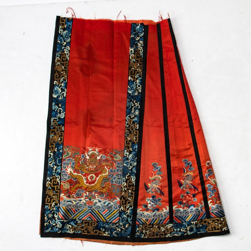 A Chinese Red Ground Embroidered Silk Two-Part Skirt - 图4