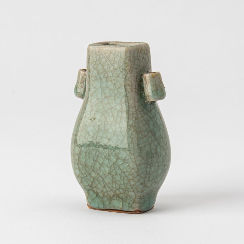 A Group of Five Chinese Snuff Bottles and Miniature Vessels - 图2
