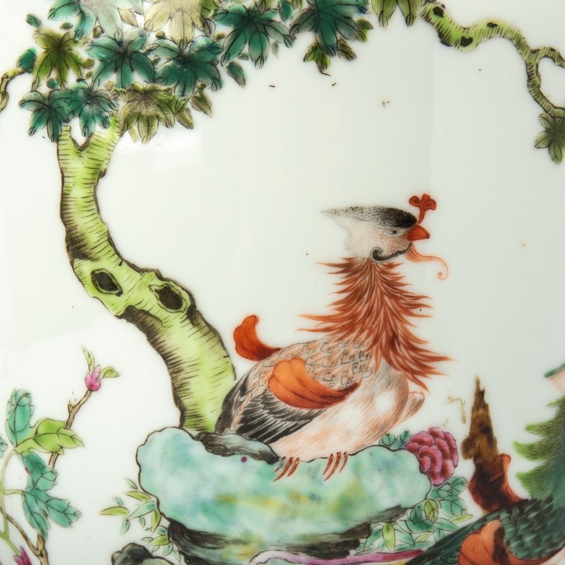 A Pair of Chinese Enameled Porcelain Vases - 图3