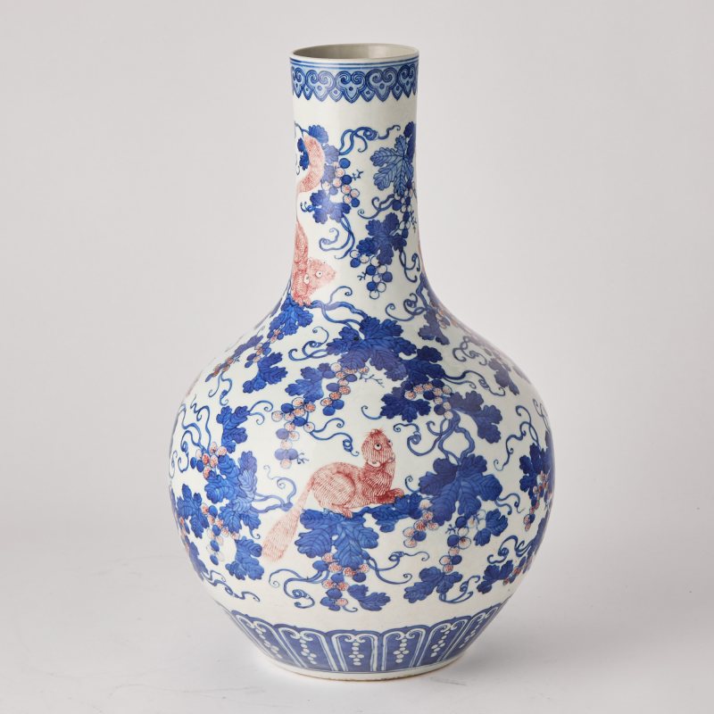 A Chinese Blue and White and Copper Red Porcelain Vase - 图4