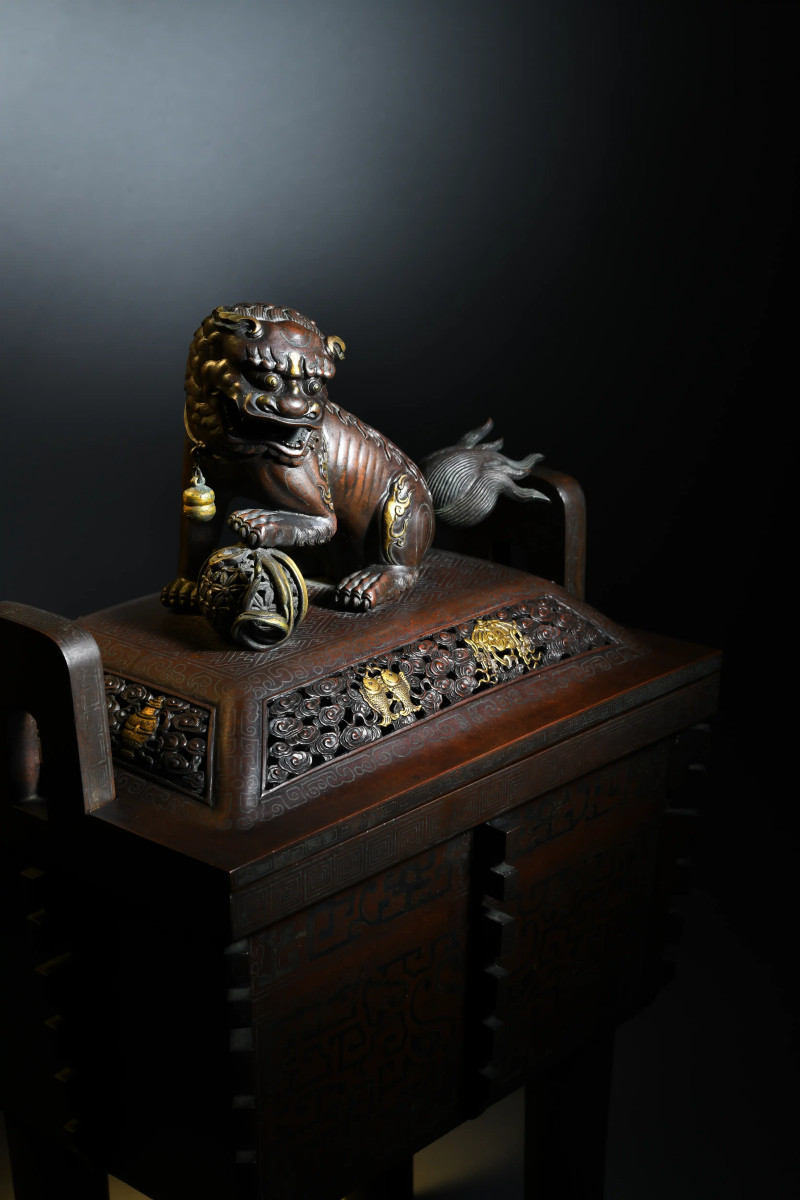 清康熙 铜错金银狮钮饕餮纹四方鼎式炉 - 图2