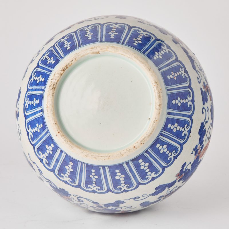 A Chinese Blue and White and Copper Red Porcelain Vase - 图5