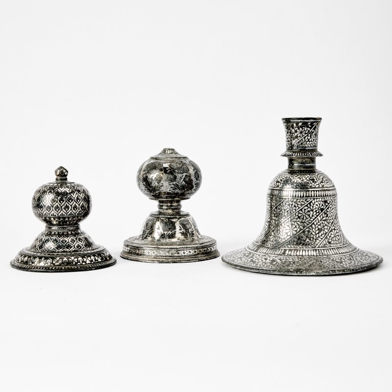 Two Indian Silver-Inlaid Alloy Bidri Ware Carpet Weights and a Huqqa Base - 图1