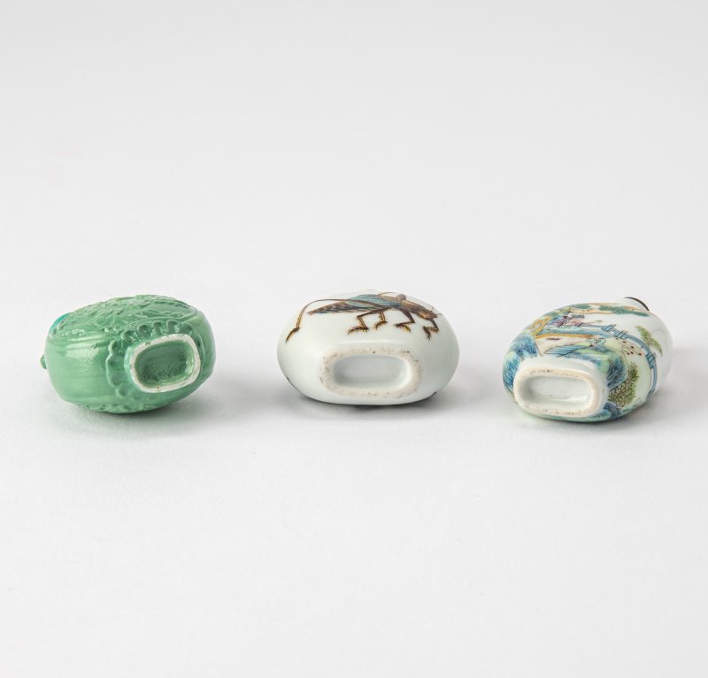 A Group of Five Chinese Snuff Bottles and Miniature Vessels - 图5