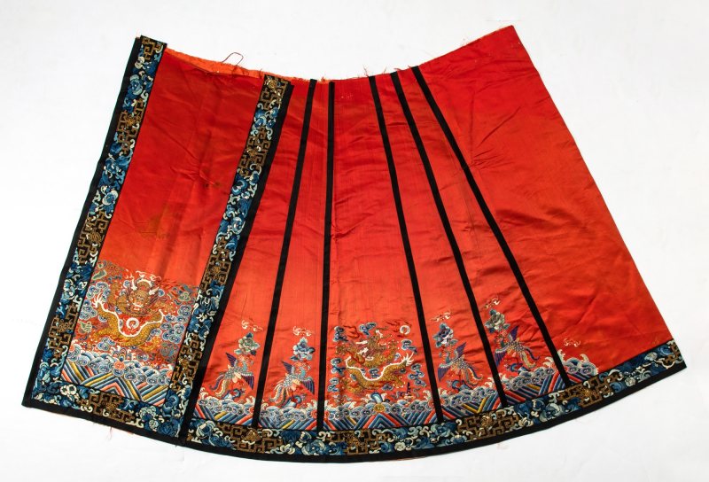 A Chinese Red Ground Embroidered Silk Two-Part Skirt - 图5