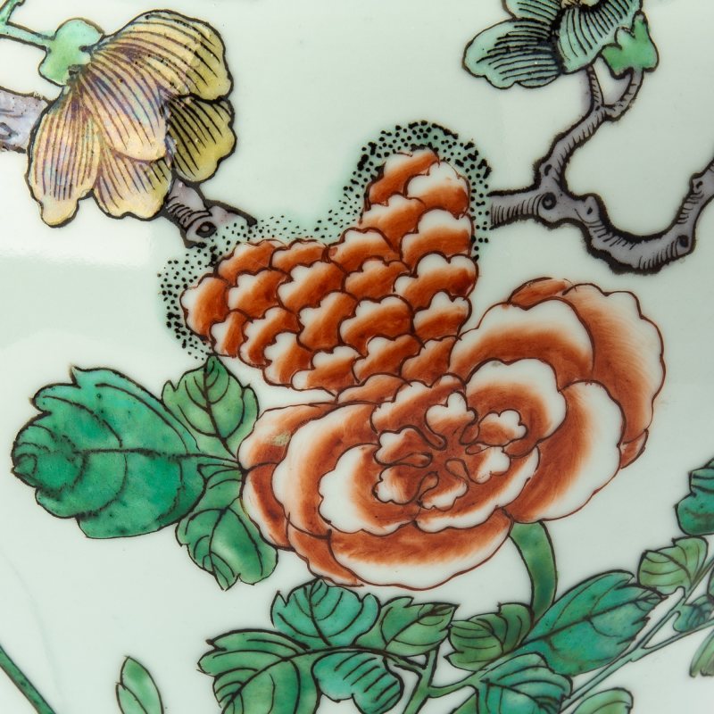 A Chinese Famille Verte Porcelain Covered Vase - 图3