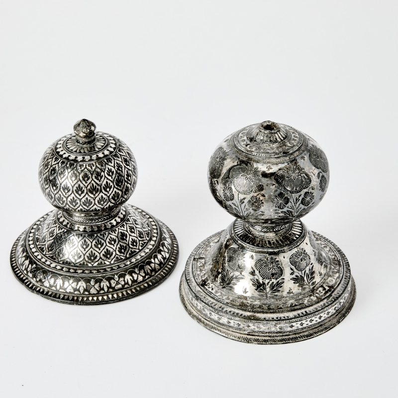 Two Indian Silver-Inlaid Alloy Bidri Ware Carpet Weights and a Huqqa Base - 图2