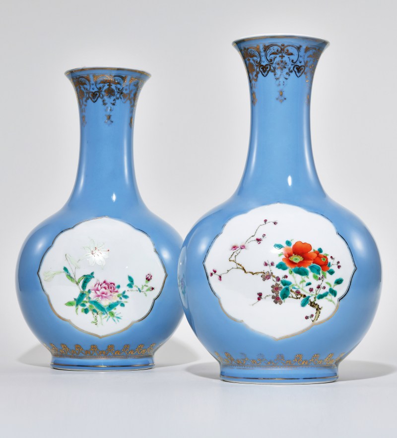 1960年代 部所天青釉描金开窗花卉图瓶一对