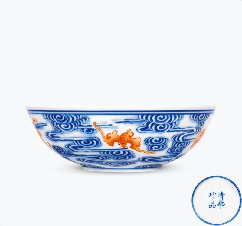 清晚期 青花矾红云蝠纹卧足碗 - 图1