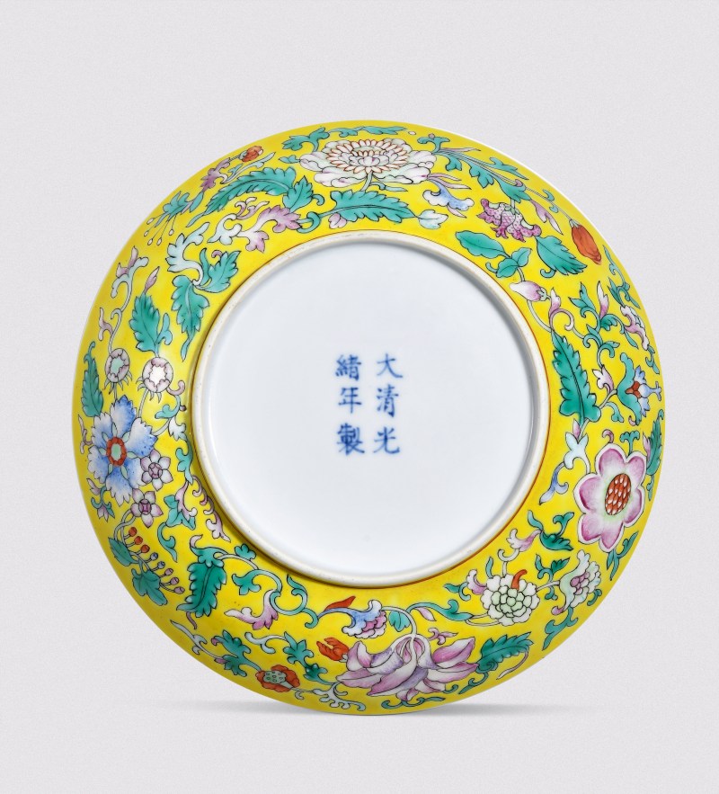 清光绪 内矾红五蝠外黄地粉彩西洋花卉纹盘