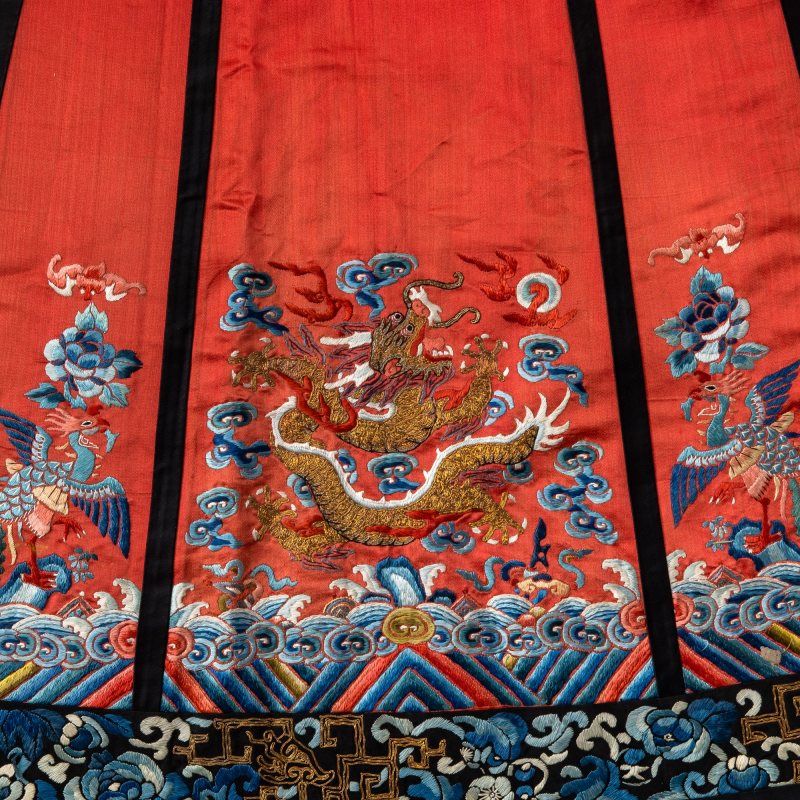 A Chinese Red Ground Embroidered Silk Two-Part Skirt - 图6