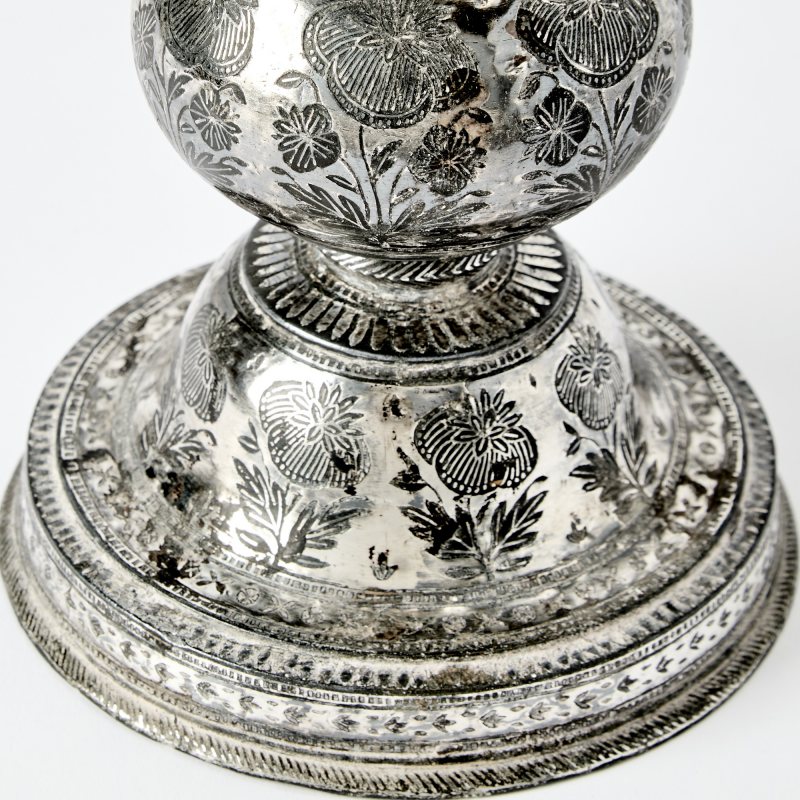 Two Indian Silver-Inlaid Alloy Bidri Ware Carpet Weights and a Huqqa Base - 图3