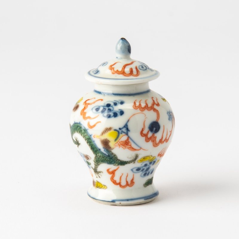 A Group of Five Chinese Snuff Bottles and Miniature Vases - 图5
