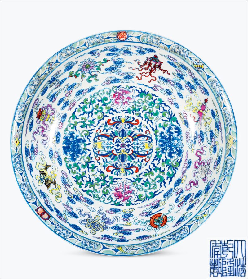 清晚期 斗彩八宝缠枝花卉夔凤纹折沿大盘
