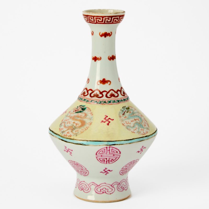 A Chinese Enameled Porcelain Vase - 图2